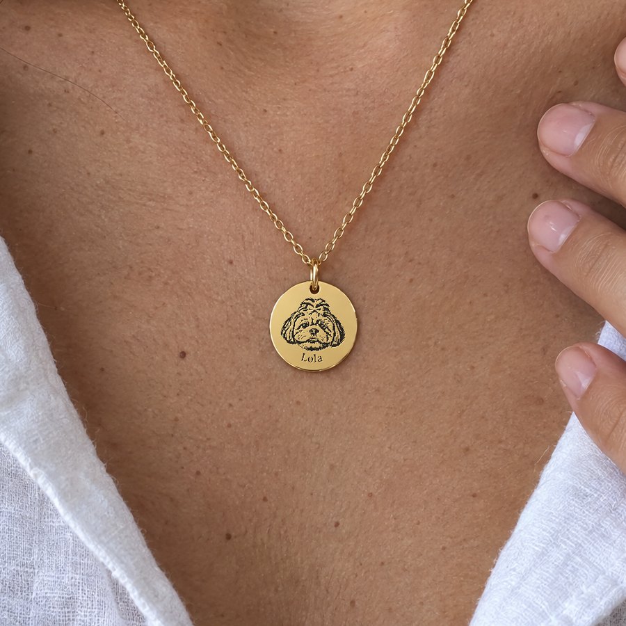 El collar de Lola puesto, con su retrato grabado en el dije dorado